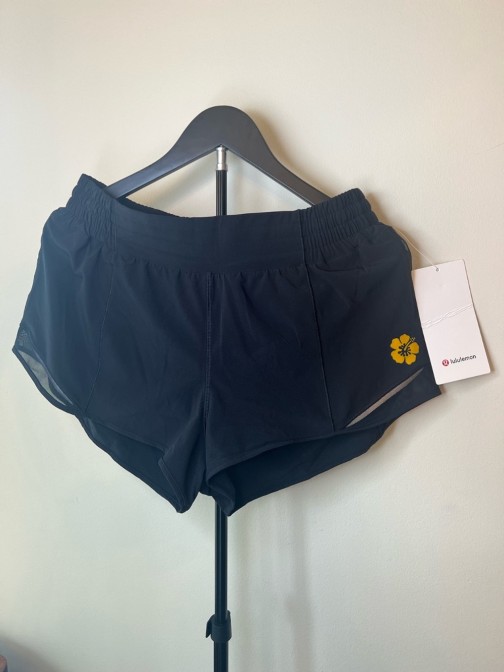 Lululemon Hotty Hot HR 2.5” Shorts Black Hawaii Hibiscus NWT Size 10 Rare